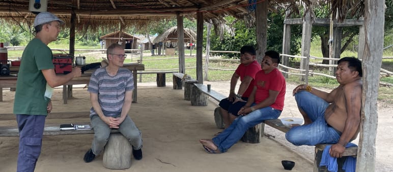 Klaus Schenck conversando com os Ka‘apor