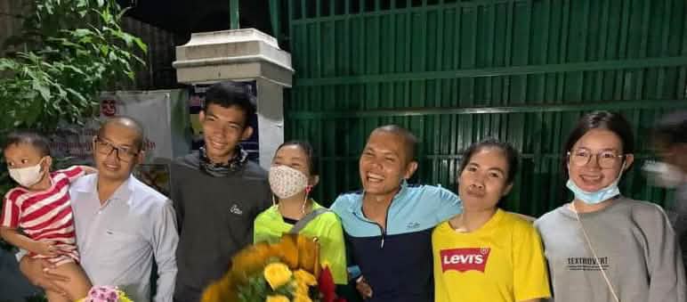 Motivo da alegria: A primeira foto depois da soltura 3 mulheres e 3 homens da Mother Nature sorriem logo após sua soltura