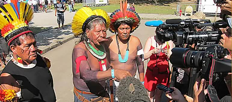 Os povos indígenas do Xingu lutam contra Belo Monte (Foto: Rebecca Sommer) Chefe Raoni com pintura de guerra dando uma entrevista