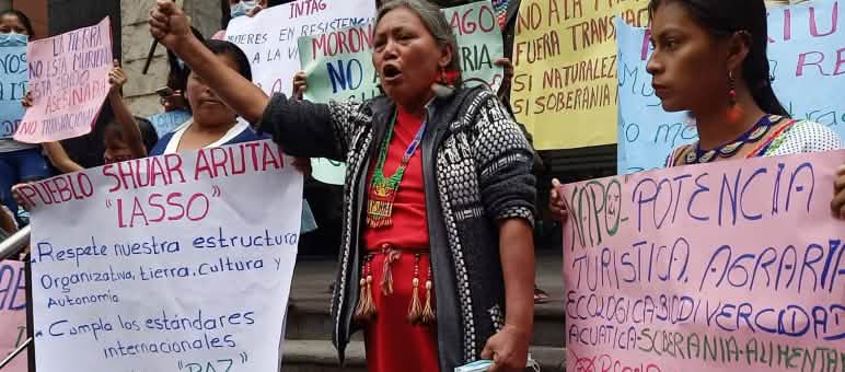 Durante a pandemia, atividades avançadas de exploração por companhias canadenses ameaçou o território indígena Shuar Arutam na Amazônia equatoriana. Protesto contra mineração no Equador, na frente do Ministério do Meio-Ambiente