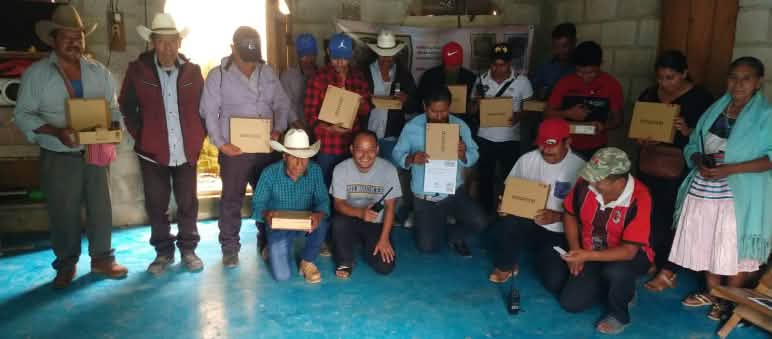 Grupo de pessoas segurando caixa com equipamentos de rádio