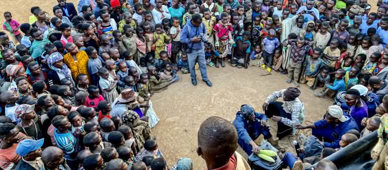 Encenação teatral na pequena cidade e Kanyabayonga no Parque Nacional do Virunga