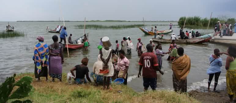 Pescadores na aldeia Vitshumbi (Parque Nacional do Virunga)