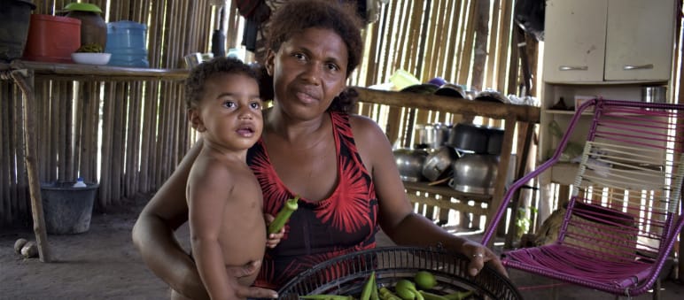 Família feliz com a colheira de quiabo