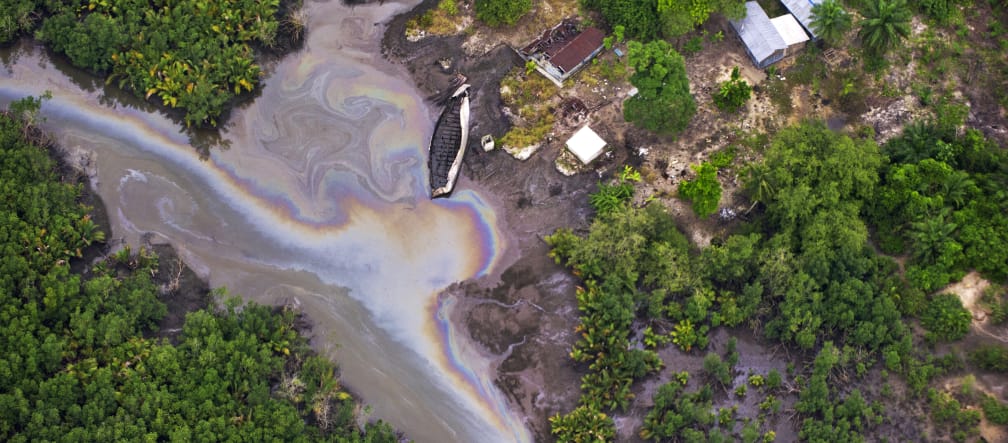 Vista aérea de mancha colorida de petróleo na Nigéria
