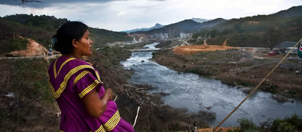 O projeto hidrelétrico Barro Blanco: destruição, desespero e violação dos direitos humanos (© Agustín Abad - http://agustinabad.wix.com/yael) Uma indígena Ngäbe Buglé olhando para o rio Tabasará