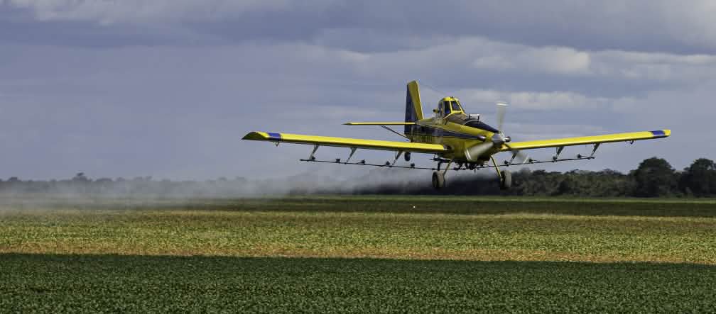 Um avião a hélice pulveriza pesticidas do ar sobre um campo de soja no estado brasileiro de Maranhão Um avião a hélice pulveriza pesticidas do ar sobre um campo de soja