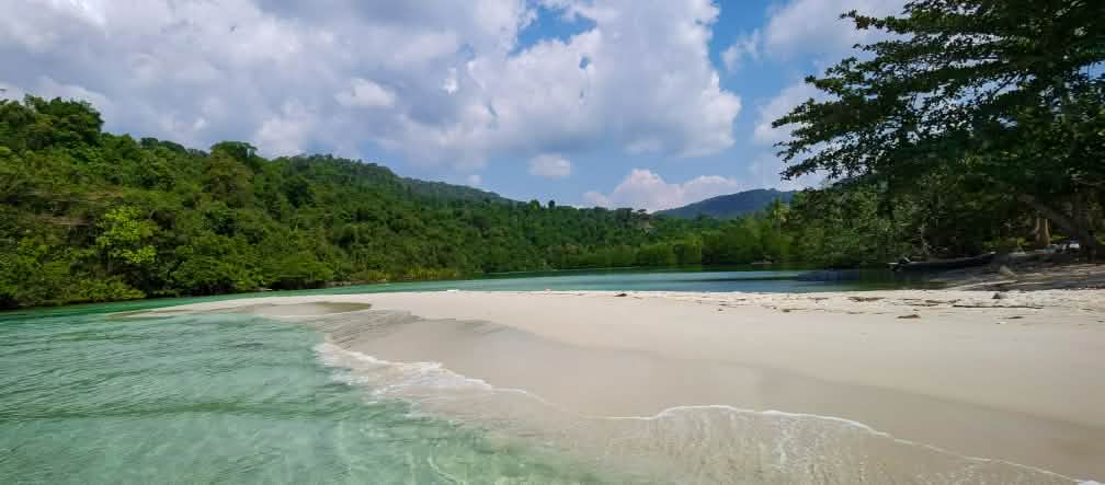 Florestas de mangue, mar cristalino, areia branca: o paraíso intocado da Ilha de Koh Kong Ondas derramam-se em uma praia na Ilha do Koh Kong (Camboja)
