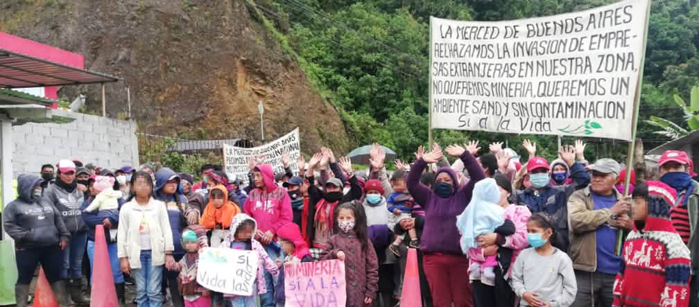 Habitantes da localidade de Buenos Aires não querem mineração Pessoas protestam contra a mineração com banners e placas