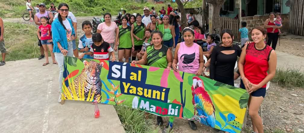 Grupo de pessoas segundo faixa contendo o texto "Sim para Yasuní Manabí"