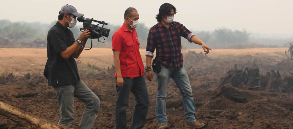 “Mil hectares de floresta de turfa foram queimados aqui”, diz o ativista Feri Irawan numa entrevista na televisão. “Mas ainda podemos salvar a maior parte da floresta.”