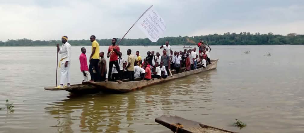 Nativos fazem manifestação em barcos contra a contaminação do Rio Aruwimi Manifestação aquática contra a contaminação do Rio Aruwimi