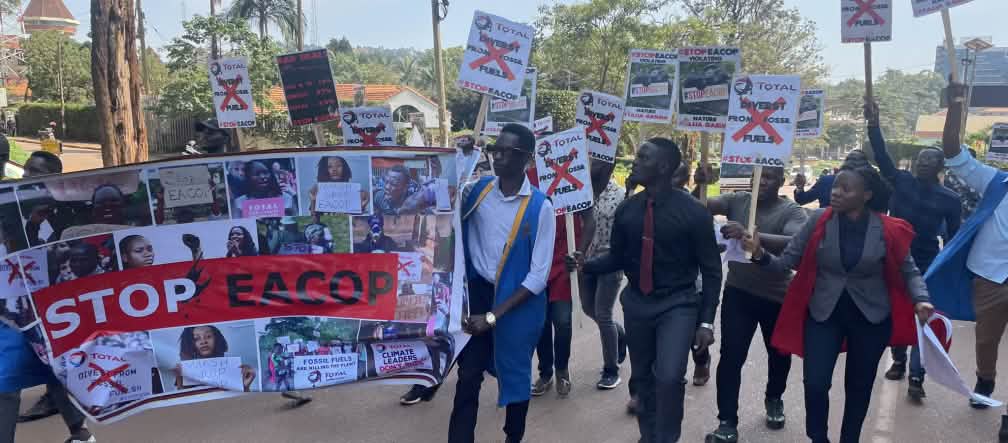Estudantes fazem manifestação na Uganda contra o oleoduto EACOP