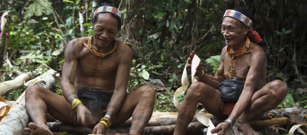 Em sintonia com a natureza: indígenas em Siberut