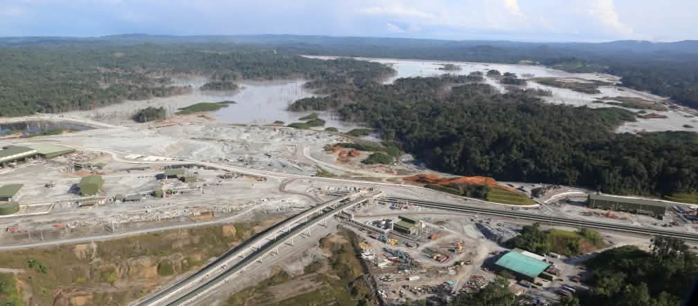 Vista aérea da mina de cobre a céu aberto escavada no meio da floresta equatorial