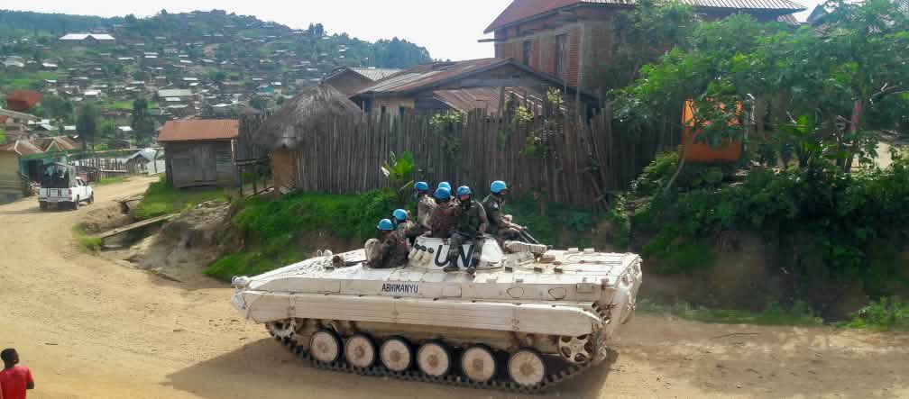 Boné-azul da MONUSCO na cidade de Kanya Bayonga