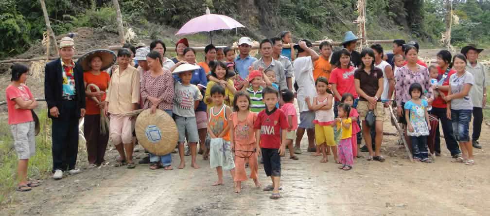 Povos indígenas opõem-se ao desmatamento das florestas em que eles vivem Os indígenas Penan protestam em Sarawak
