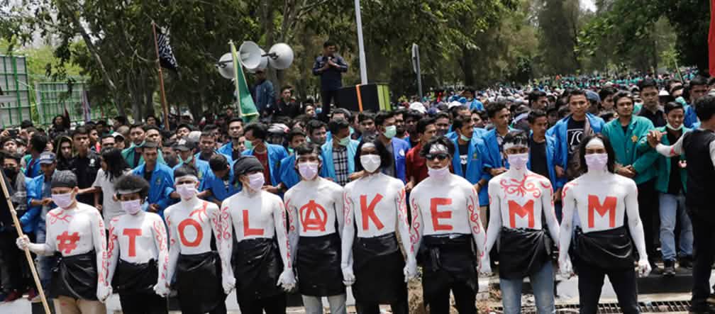 NÃO à EMM em letras maiúscula nas camisetas dos manifestantes