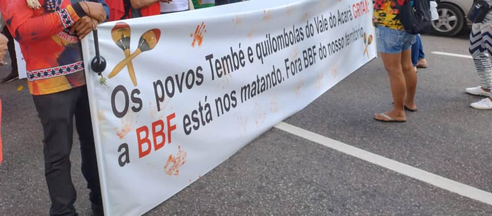 Comunidades indígenas e quilombolas protestam contra a expansão da monocultura do dendê com a faixa "A BBF está nos matando. Fora BBF do nosso território".