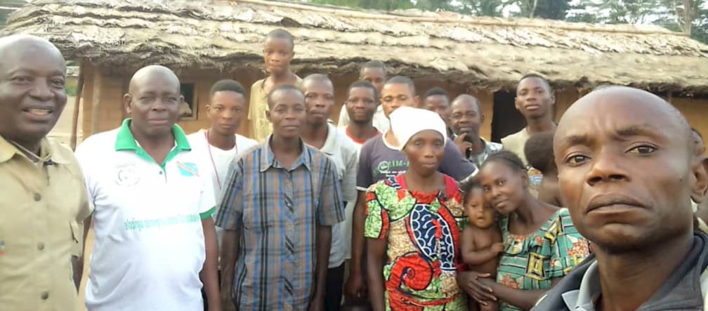 Membros da RIAO-RDC com moradores da comunidade Bongemba / Yahuma