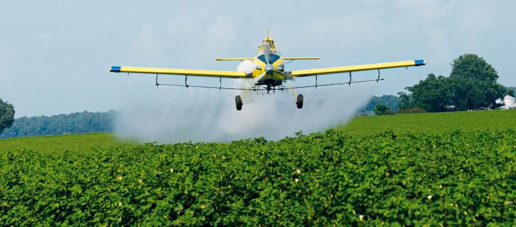 A névoa de pesticidas envenena os homens e a natureza © Gustavo Gilabert/Greenpeace Um avião pulveriza um campo de soja com pesticidas