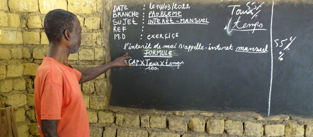 Professor em escola de vilarejo na República Democrática do Congo