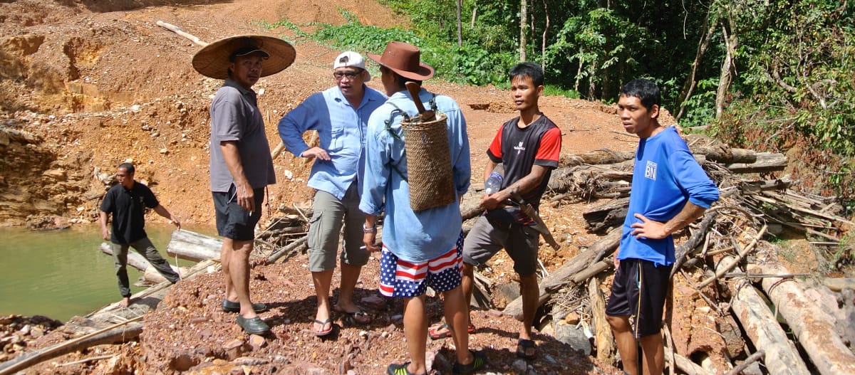 Indígenas em uma pista aberta ilegalmente por desmatadores em Sarawak
