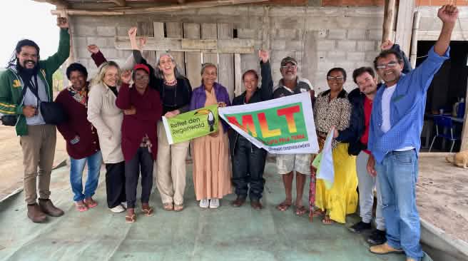 Foto de grupo dos moradores de Baixa Verde durante a visita da organização Salve a Floresta Tropical