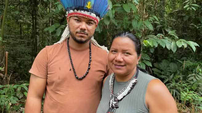 Retrato de uma mulher indígena com um colar de penas à direita e de um jovem indígena com uma coroa de penas à esquerda