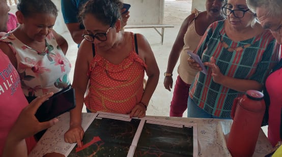 Agente da Comissão Pastoral da Terra (CPT), apresenta um mapa com os limites da terra centenária do povo de Timbiras