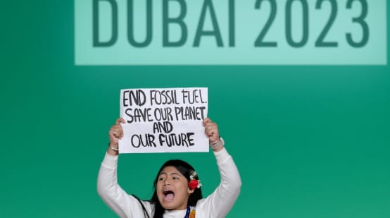 Protesto durante a COP 28: End fossil fuel. Save our planet and our future