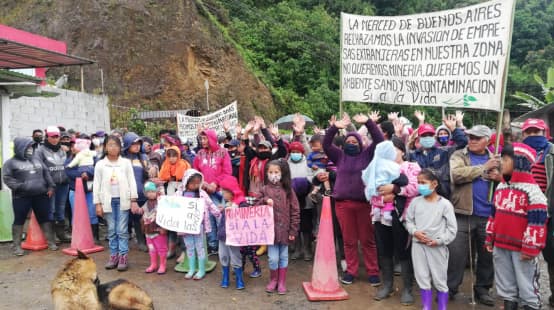 Pessoas protestam contra a mineração com banners e placas