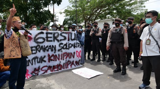Protesto dos cidadãos de Kinipan em Borneo diante do Tribunal de Palangkaraya (2022)