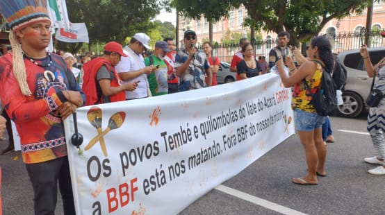 Comunidades indígenas e quilombolas protestam contra a expansão da monocultura do dendê com a faixa "A BBF está nos matando. Fora BBF do nosso território".