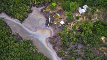 Vista aérea de mancha colorida de petróleo na Nigéria