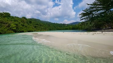 Ondas derramam-se em uma praia na Ilha do Koh Kong (Camboja)