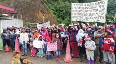 Pessoas protestam contra a mineração com banners e placas