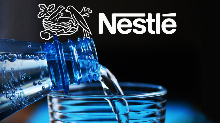 A Nestlé é um dos maiores conglomerados de água da Terra. Agua mineral e danos no lençol freático