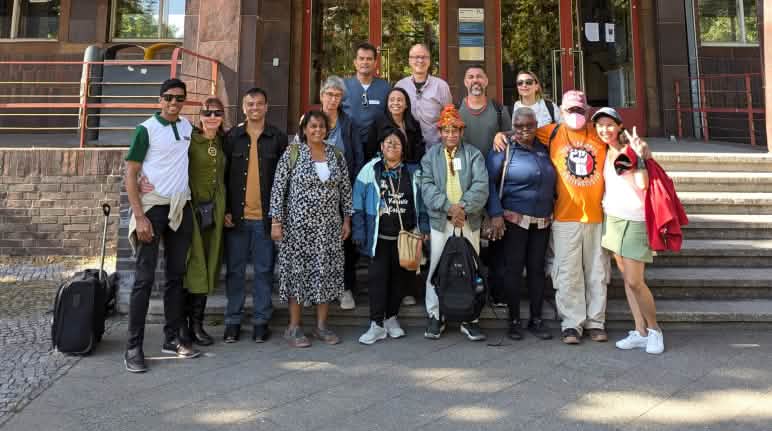 Grupo de visitantes em frente do Instituto Latino-Americano da Universidade Humboldt, em Berlim Grupo de visitantes em frente do Instituto Latino-Americano da Universidade Humboldt, em Berlim