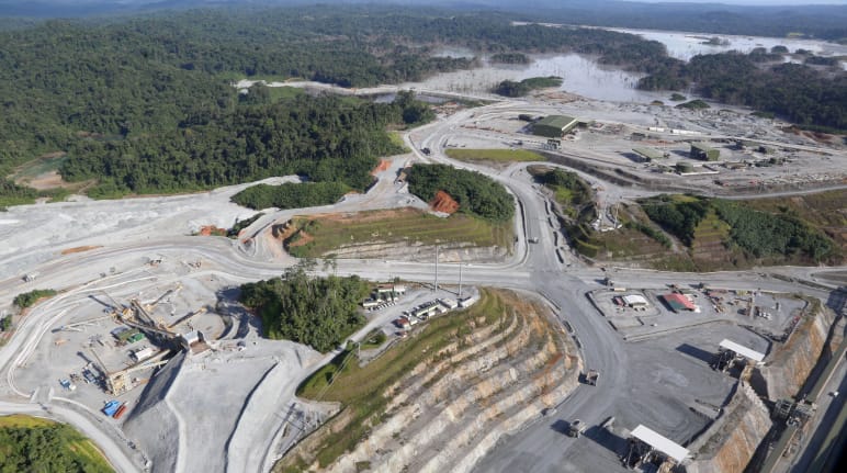 Vista aérea da mina de cobre a céu aberto escavada no meio da floresta equatorial