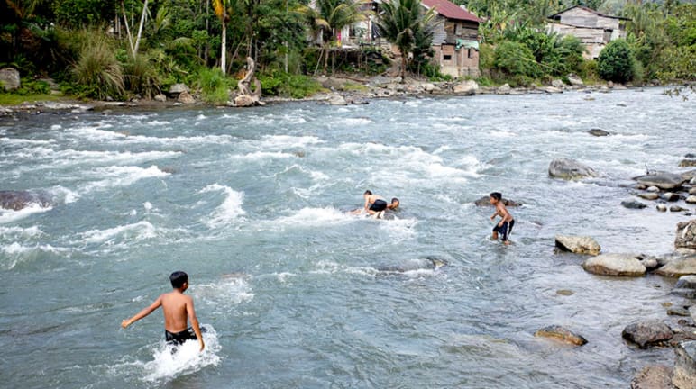 Crianças brincando no rio