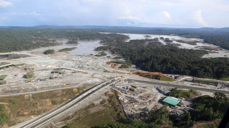 Vista aérea da mina de cobre a céu aberto escavada no meio da floresta equatorial