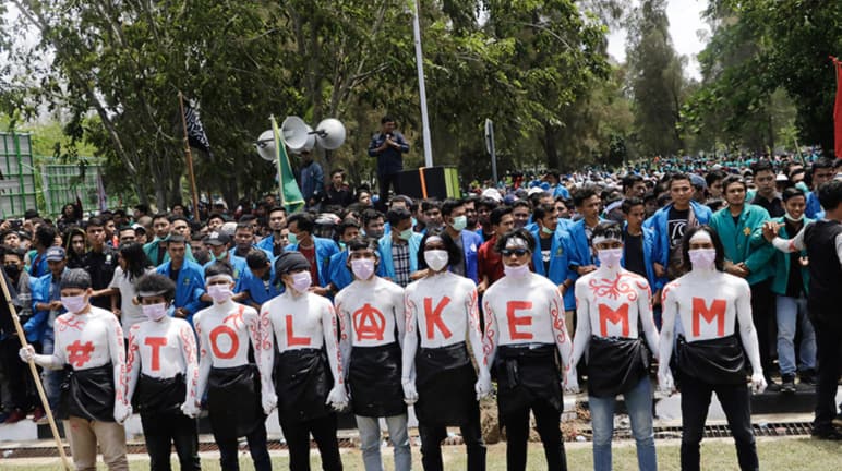 NÃO à EMM em letras maiúscula nas camisetas dos manifestantes