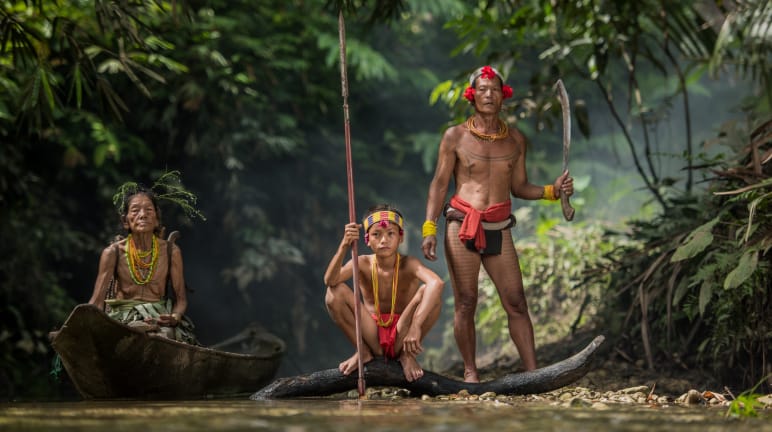 Indígenas na ilha Siberut