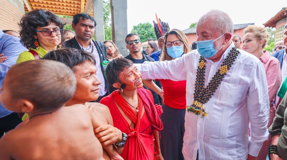 Lula visitando a Casa da Saúde Yanomami