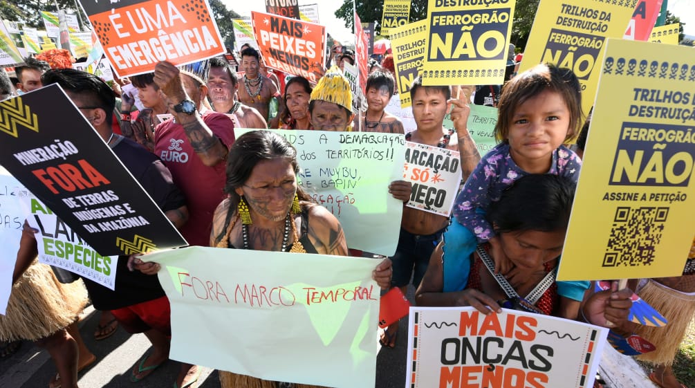 Indígenas protestam com vários cartazes