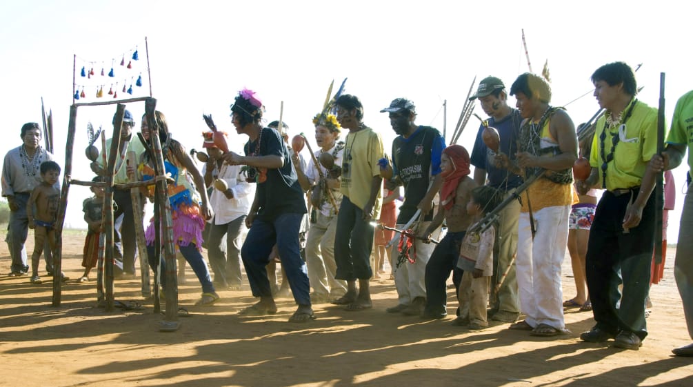 Indígenas Guarani representando dança tradicional, Brasil. © Fiona Watson/Survival Eine Gruppe von indigenen Männern bei einem Ritual