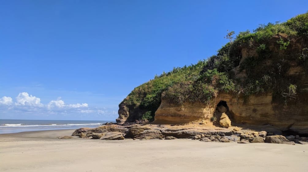 Praia e falésias na Ilha do Cajual