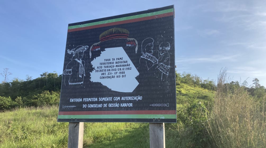 Placa do Conselho de Gestão Kaapor no limite do território indígena TI Alto Turiacu