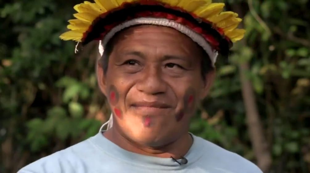 Retrato do líder indígena Sarapo Ka'apor com cocar